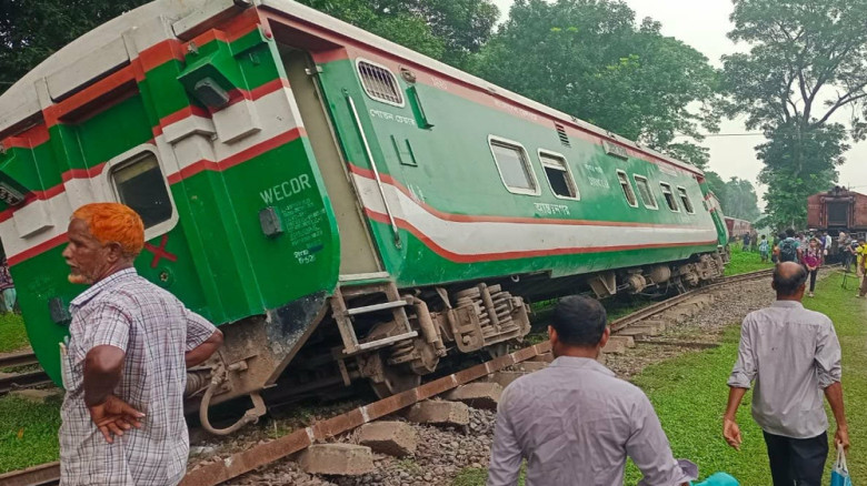 লাইনচ্যুত বিজয় এক্সপ্রেসের ৩ বগি ১৫ ঘণ্টা পর উদ্ধার