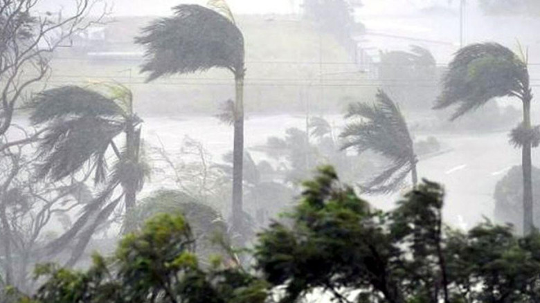 সকালের মধ্যে ১৩ জেলায় ঘণ্টায় ৬০ কিমি বেগে ঝড়ের শঙ্কা, নদীবন্