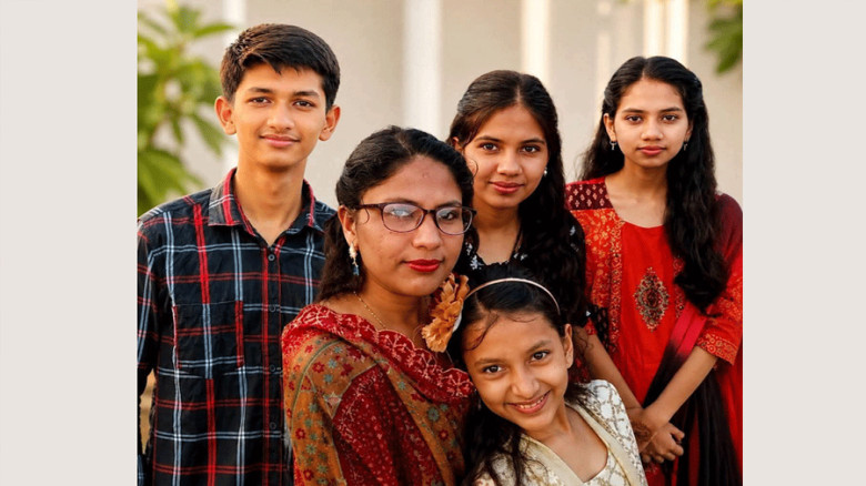 বাবা হারানোর সাত বছর পর মা ও তিন বোনকে হারিয়ে নিঃস্ব সিফাত