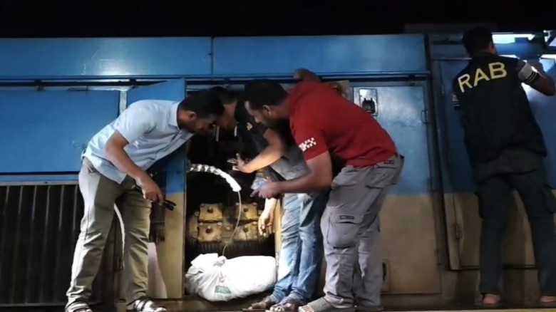 ট্রেনের ইঞ্জিন থেকে ১৬ কেজি গাঁজা উদ্ধার, আটক ১