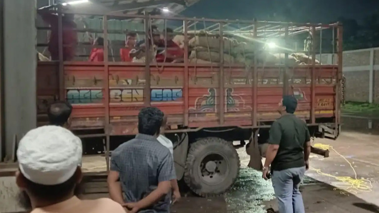 বেনাপোল বন্দরে কাগজপত্রবিহীন ভারতীয় ট্রাক জব্দ