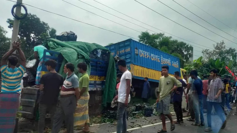 চৌদ্দগ্রামে ভয়াবহ সড়ক দুর্ঘটনা, ট্রাকের ধাক্কায় প্রাণ গেল ২ 