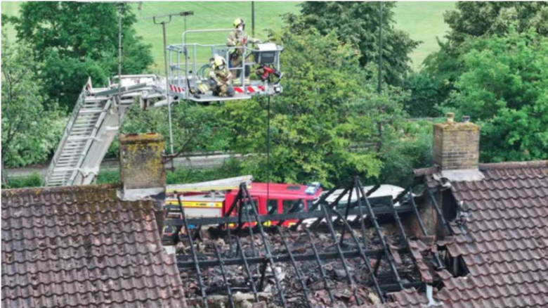 বজ্রপাতে যুক্তরাজ্যে একাধিক বাড়িতে ভয়াবহ আগুন, রাতভর দমকলের 