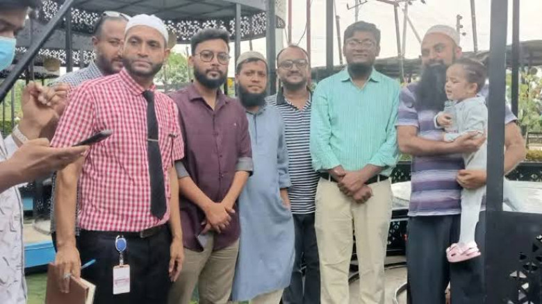 রেস্টুরেন্টে ফেলে যাওয়া পাকিস্তানি শিশুকে পরিবারের কাছে হস্ত