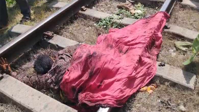 ট্রেনের ধাক্কায় নারী শ্রমিক নিহত, আরেকজন গুরুতর আহত