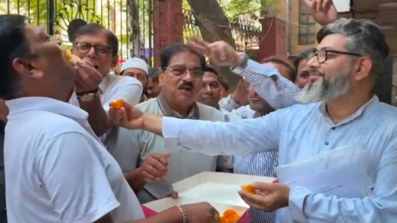 বাংলাদেশিদের ভিসা চালুর খবরে কলকাতার ব্যবসায়ীদের মিষ্টি বিতর