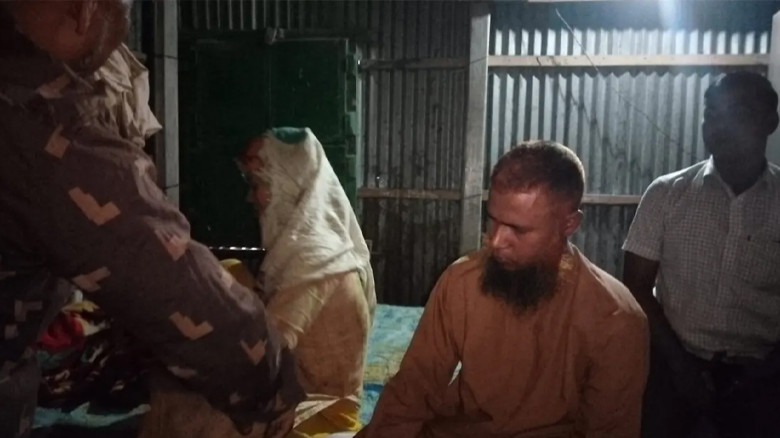 বিধবা নারীর ঘর থেকে গভীর রাতে ইমাম আটক
