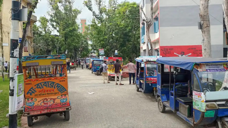 ভাড়া নৈরাজ্যের প্রতিবাদে অটোরিকশা-সিএনজি আটকে দিল শিক্ষার্থী