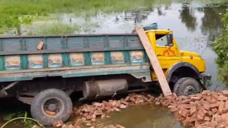 ব্রাহ্মণবাড়িয়ায় ইটবোঝাই ট্রাক খাদে, নিহত ২ শ্রমিক