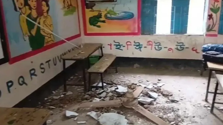 পাঠদানের মধ্যেই খুলে পড়ল ফ্যান, প্রাণে বাঁচল শিক্ষার্থীরা