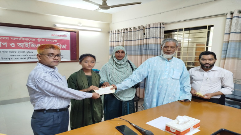 ফুলবাড়ীতে বাল্যবিবাহ রোধে ছাত্রীদের স্কলারশিপ ও আইজিএ সহায়তা