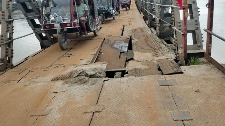 ঝুঁকিতে ১৪০ বছরের সোনাহাট সেতু, পাটাতন ভেঙে বন্ধ ভারি যান চল