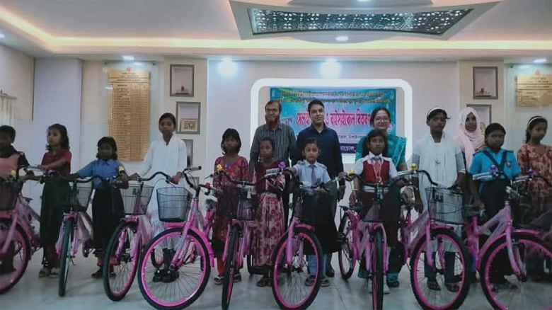 নাচোলে ক্ষুদ্র নৃতাত্ত্বিক গোষ্ঠীর শিক্ষার্থীদের সহায়তায় বাই