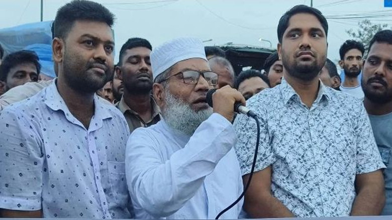 চাঁপাইনবাবগঞ্জে টোল আদায় বন্ধ ঘোষণার দাবিতে সড়ক অবরোধ