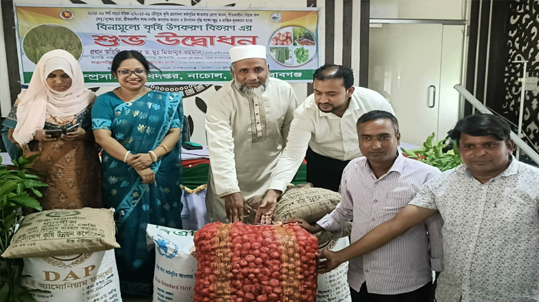 চাঁপাইনবাবগঞ্জ নাচোলে বিনামূল্যে কৃষি উপকরণ বিতরণ এর শুভ উদ্