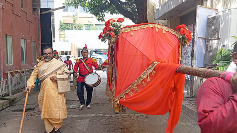 ব্যান্ড পার্টি, পালকি নিয়ে ভোট দিতে এলেন অভিনেতা