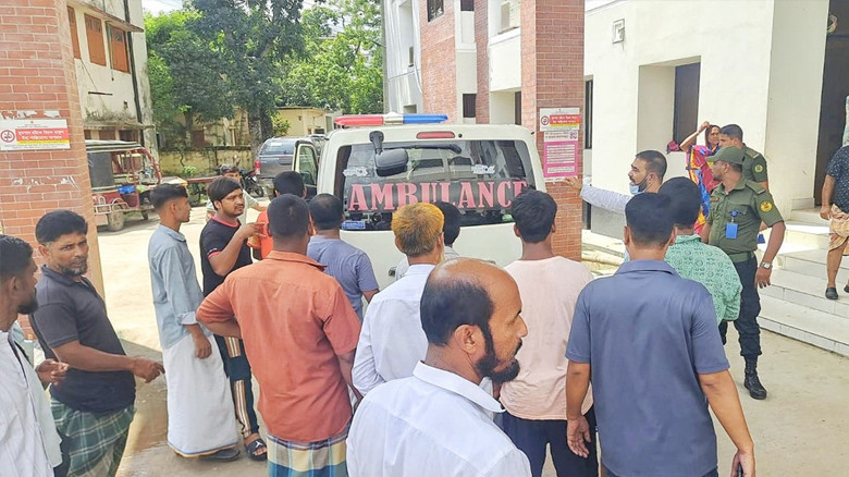 শিবচরে কাভার্ডভ্যানের চাপায় ইজিবাইকে চাচি-ভাতিজির মৃত্যু, আহ