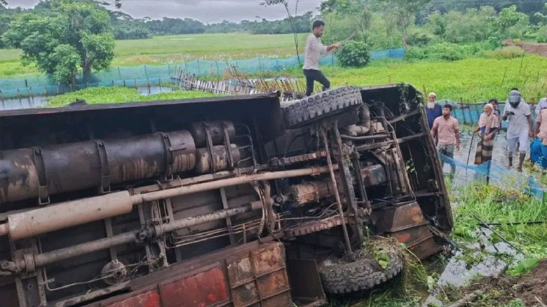 ঝালকাঠিতে যাত্রীবাহী বাস খাদে, নিহত সুপারভাইজার; আহত ১০