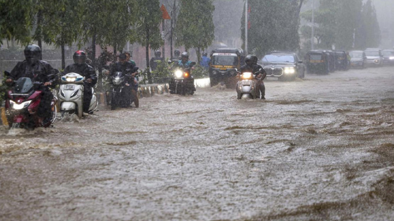 ভারতের মুম্বাইয়ে রেড অ্যালার্ট জারি, সবাইকে ঘরে থাকার অনুরোধ