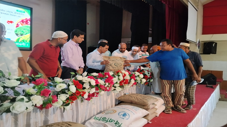 নওগাঁয় কৃষি প্রণোদনা ও পুনর্বাসন কর্মসূচির উদ্বোধন