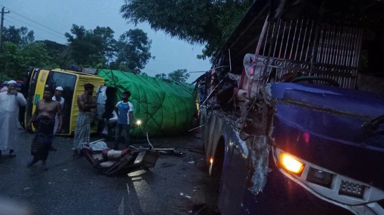 কুমিল্লায় বিকল ট্রাকের পেছনে বাসের ধাক্কায় নিহত ১, আহত ১০