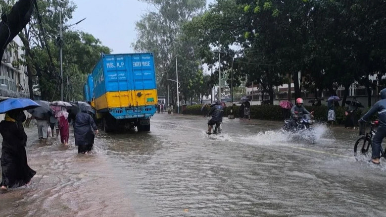 টানা বৃষ্টিতে চট্টগ্রাম নগরজুড়ে জলাবদ্ধতা