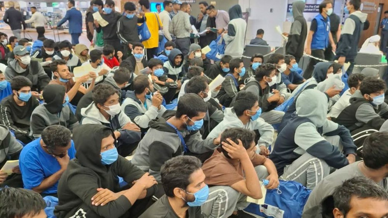 লিবিয়া থেকে দেশে ফিরলেন ১৭৪ বাংলাদেশি
