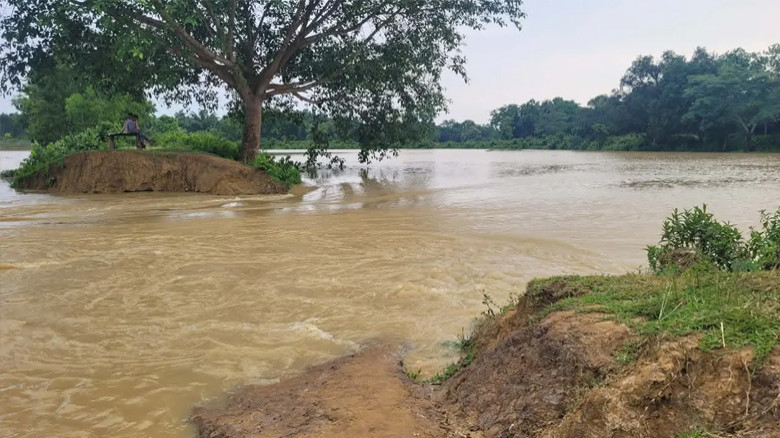 মনু নদীর প্রতিরক্ষা বাঁধের ভাঙন দিয়ে লোকালয়ে পানি