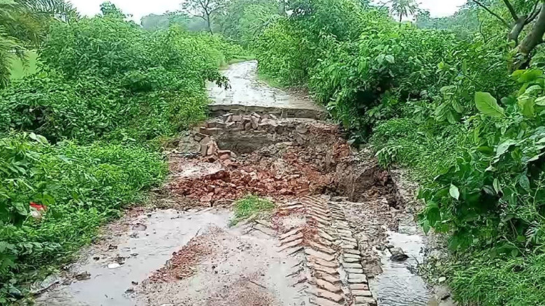 টানা বৃষ্টিতে জয়রামপুর-কুমারীদহ সড়কে ধস, ২ গ্রামের যোগাযোগ ব