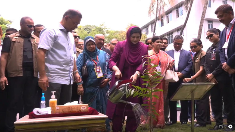 ঢাকা মেডিক্যালে বৃক্ষরোপণ কর্মসূচি উদ্বোধন করলেন প্রধানমন্ত্