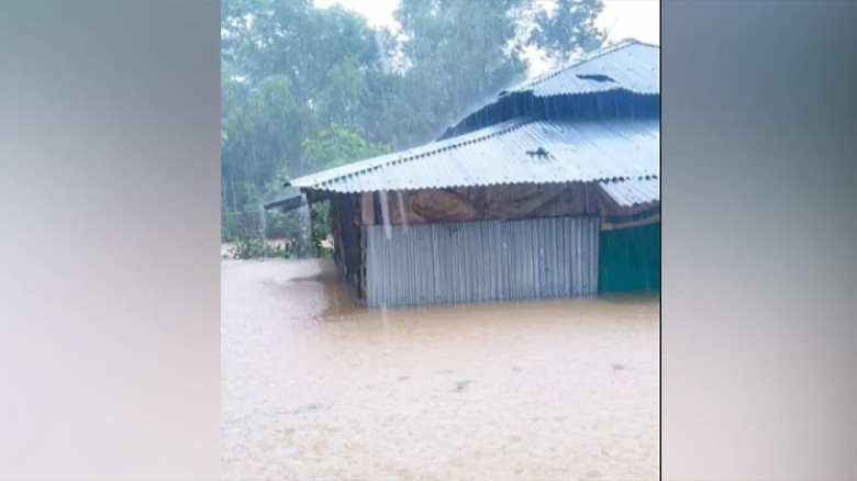 কক্সবাজারে বন্যা ও পাহাড়ধসে প্রাণহানি ৫, দুর্ভোগে দুই লক্ষাধ