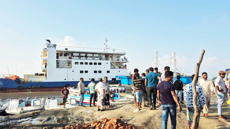 ৮ দিন পর সন্দ্বীপে নৌ চলাচল শুরু, স্বস্তিতে যাত্রীরা
