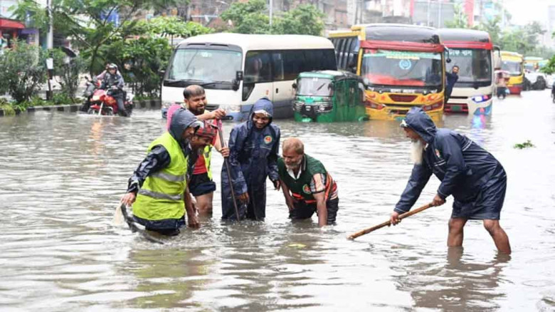 ভারি বৃষ্টিতে ঢাকায় জলাবদ্ধতা, দুর্ভোগের শেষ নেই