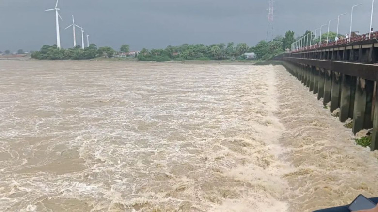 বন্যার ঝুঁকি কমাতে মুহুরী সেচ প্রকল্পের ৪০ দরজা খোলা