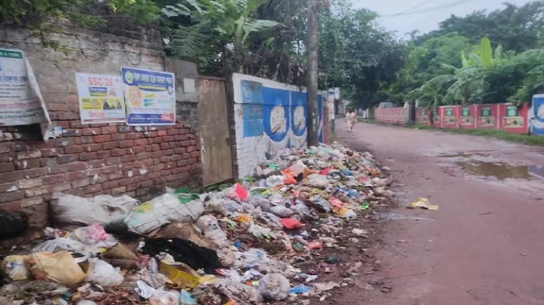 পাবনা শহরে ময়লার স্তূপে নাকাল জনজীবন, বাড়ছে স্বাস্থ্যঝুঁকি