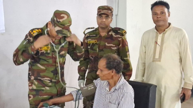 বোয়ালখালীতে বন্যার্তদের চিকিৎসায় সেনাবাহিনীর বিনামূল্যের মেড