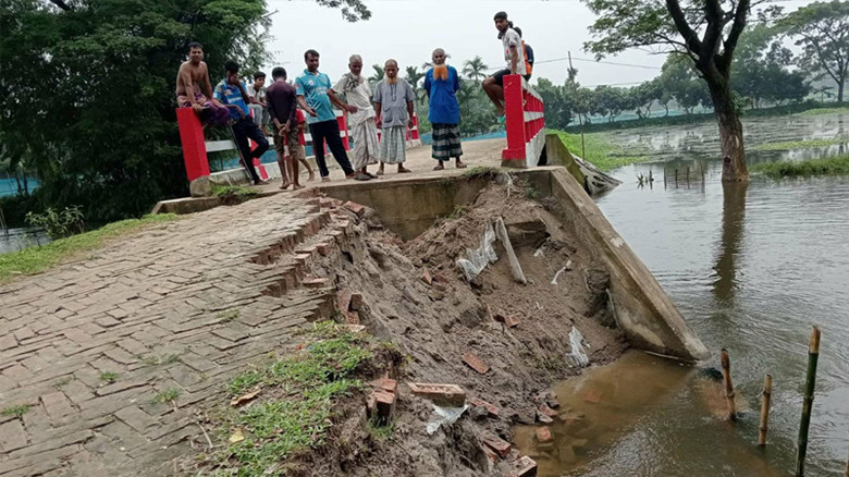 গৌরীপুরে নির্মাণের তিন মাসেই ধসে পড়ল সেতুর সংযোগ সড়ক, কাজে অ