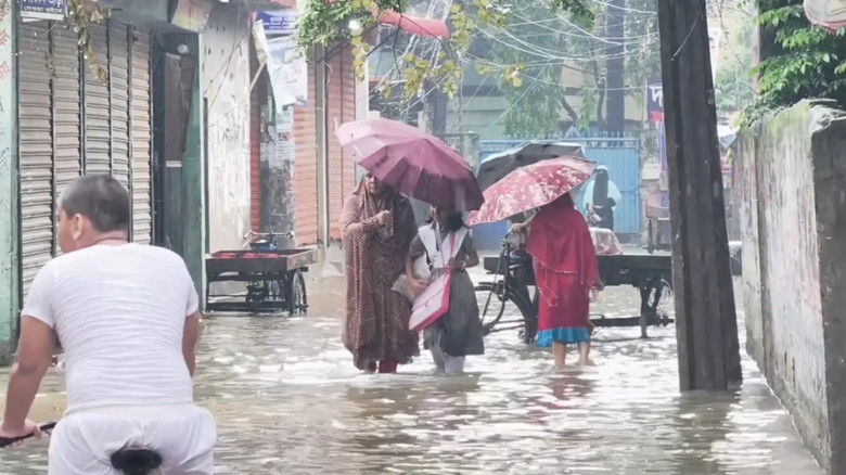 সাভারে টানা বৃষ্টিতে জলাবদ্ধতা, ডুবে গেছে অধিকাংশ সড়ক