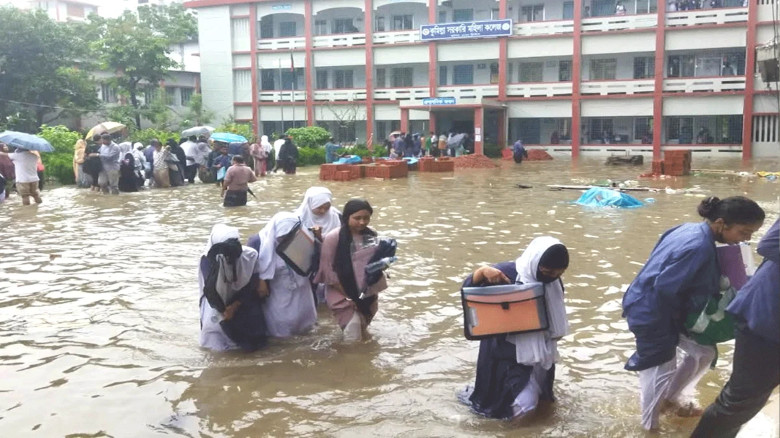 টানা বৃষ্টিতে ডুবল কুমিল্লা নগরী, চরম দুর্ভোগে নগরবাসী