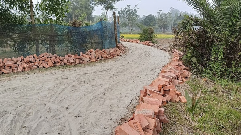 ৪ কোটি ৮০ লাখ টাকার রাস্তার নামে প্রতারণা, ইট বিক্রির অভিযোগ