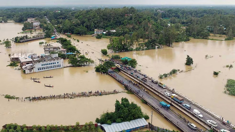 বন্যাকবলিত ১১ জেলায় সব স্বাস্থ্যকর্মীর ছুটি বাতিল: স্বাস্থ্য