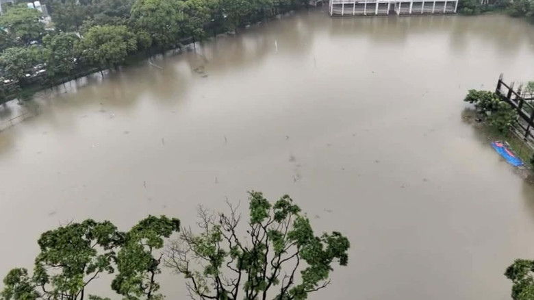জলাবদ্ধতার ব্যতিক্রমী প্রতিবাদ, ঢাবির মাঠে মাছ ছাড়বে ডাকসু