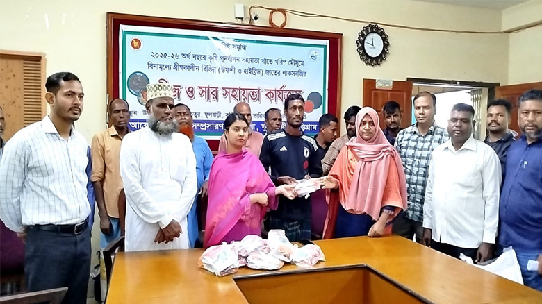 ফুলবাড়ীতে কৃষকের মাঝে গাছের চারা, বীজ ও সার বিতরণ
