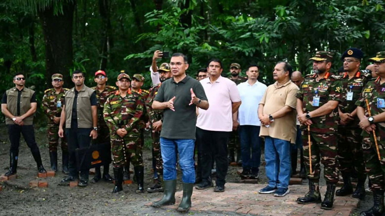 বরিশালে সেনাবাহিনীর গ্রীষ্মকালীন মহড়া পরিদর্শন করলেন প্রধানম