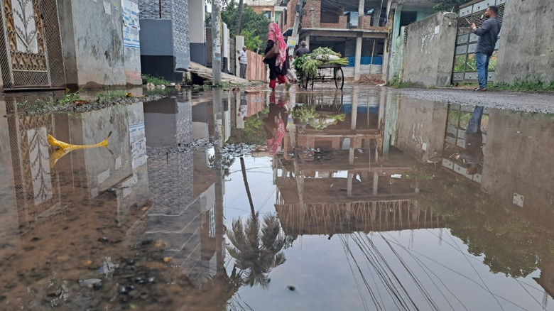 টানা বৃষ্টিতে জলমগ্ন পাবনা শহর, জলাবদ্ধতায় দুর্ভোগে পৌরবাসী