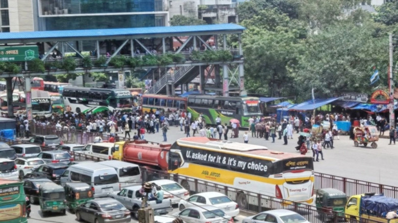 রাজধানীর একাধিক স্থানে শিক্ষার্থীদের সড়ক অবরোধ