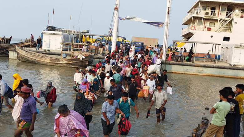 হাতিয়ায় মেঘনা নদীর চরে যাত্রীবাহী ফেরি আটকা