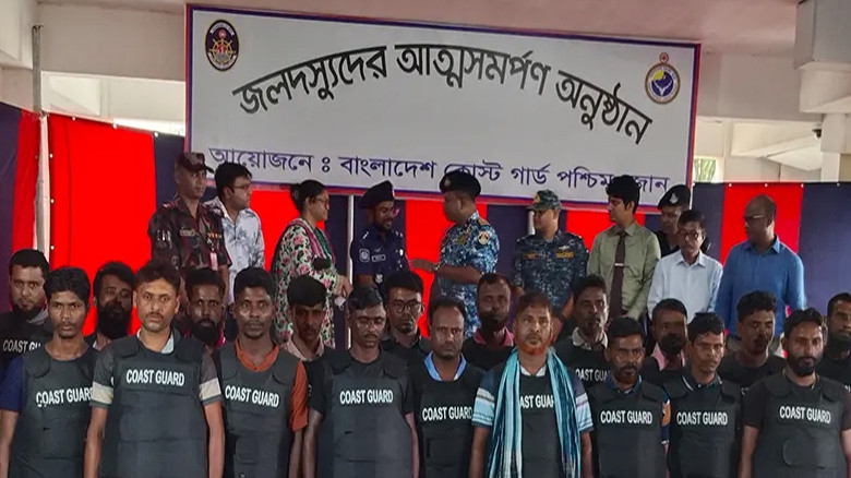 সুন্দরবনের বড় দস্যু দলের প্রধানসহ ২৭ সদস্যের আত্মসমর্পণ