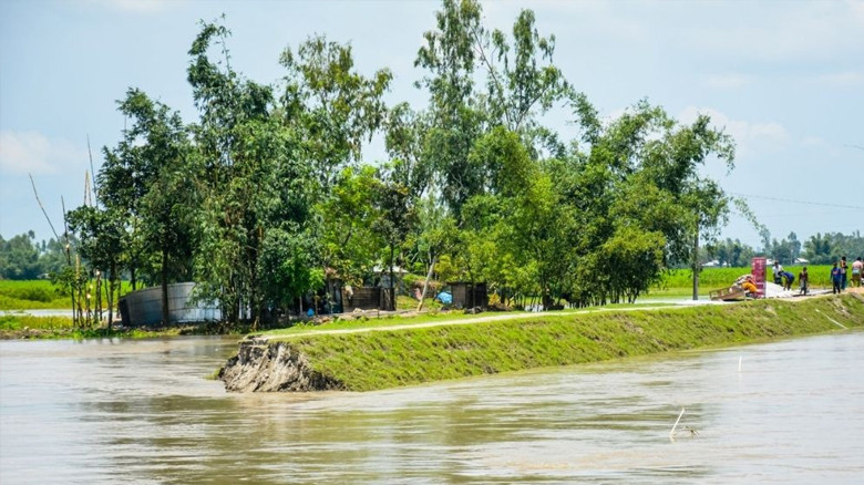 তিস্তার স্রোতে ভেঙে গেল নতুন তীর সংরক্ষণকাজ, পানিবন্দি ৫০০ প