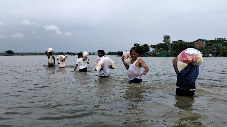 বন্যা কবলিত এলাকায় খাদ্য সহায়তা নিয়ে পার্কভিউ হসপিটালের মানব